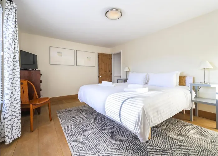 Delightful Bird Sisters Cottage With Free Parking