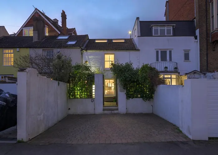 Delightful Bird Sisters Cottage With Free Parking
