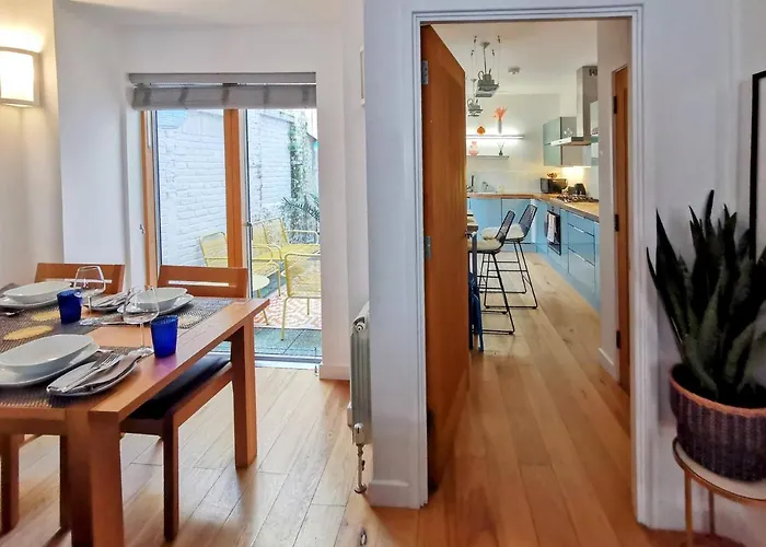 Beautiful Central Townhouse W/ Parking For 2 Cars
