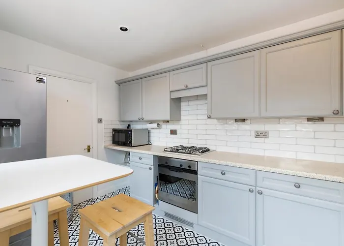 Beachfront Getaway 2-Bedroom House With Free Private Parking & Patio